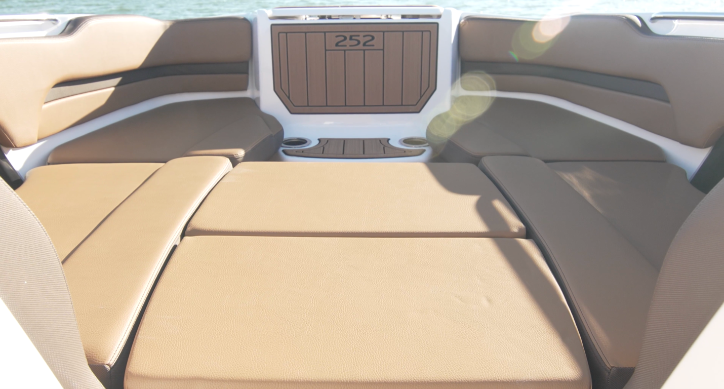 Yamaha 252 SD bow lounge to sunpad