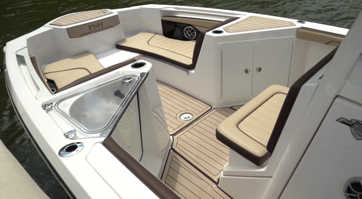 Yamaha 255 FSH Sport H bow features including livewell, seating, rod holders, storage cabinet