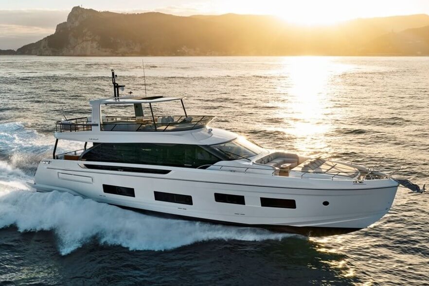 Azimut Fly 82 running on water