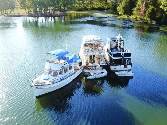 3 boats on the water