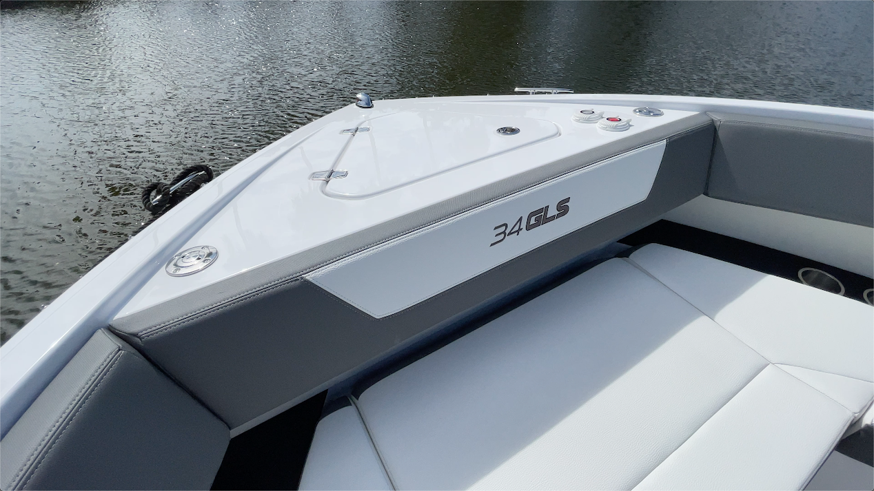 Cruisers Yachts 34 GLS Foredeck