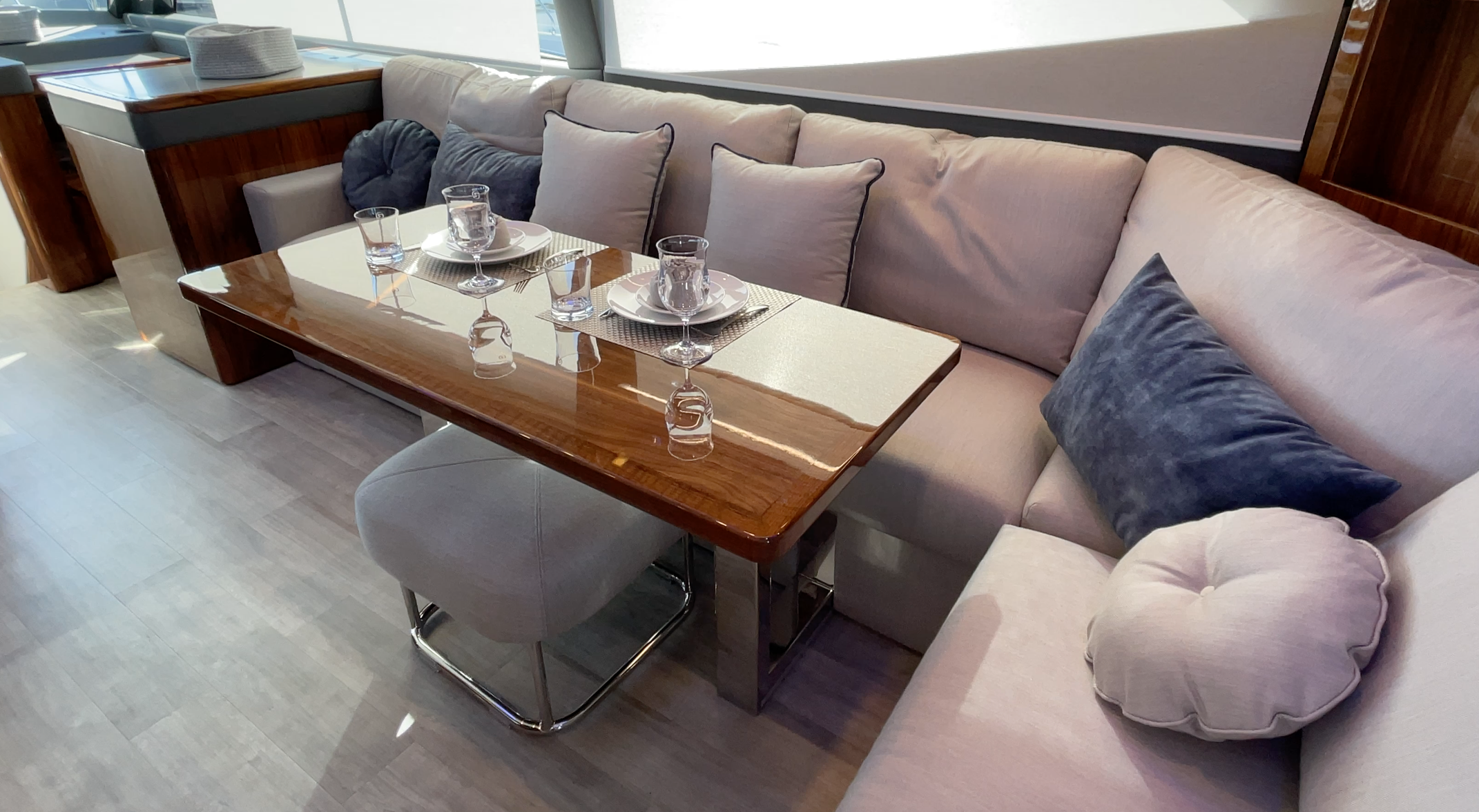 Riviera 645 SUV, salon table, salon lounge, fold-out table