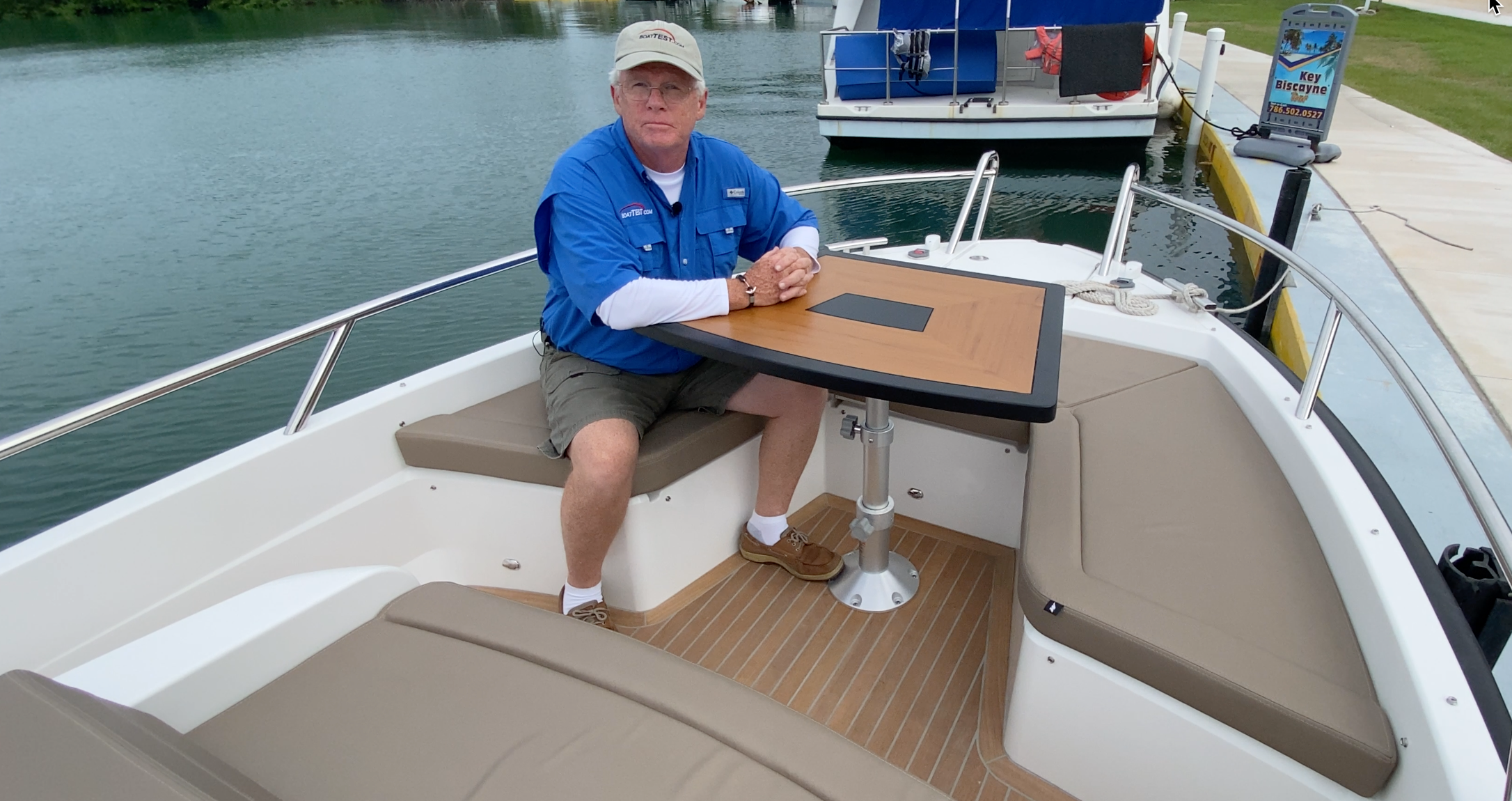 Windy SR28 CC, bow seats, table, foredeck
