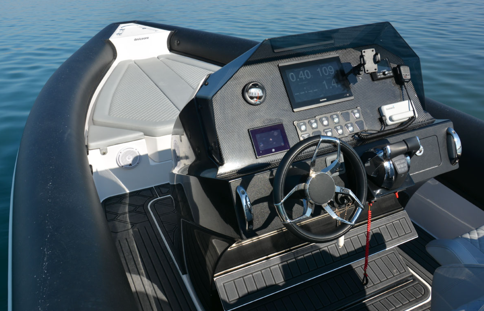 Skipper 4X 90, helm, steering wheel, carbon fiber dash