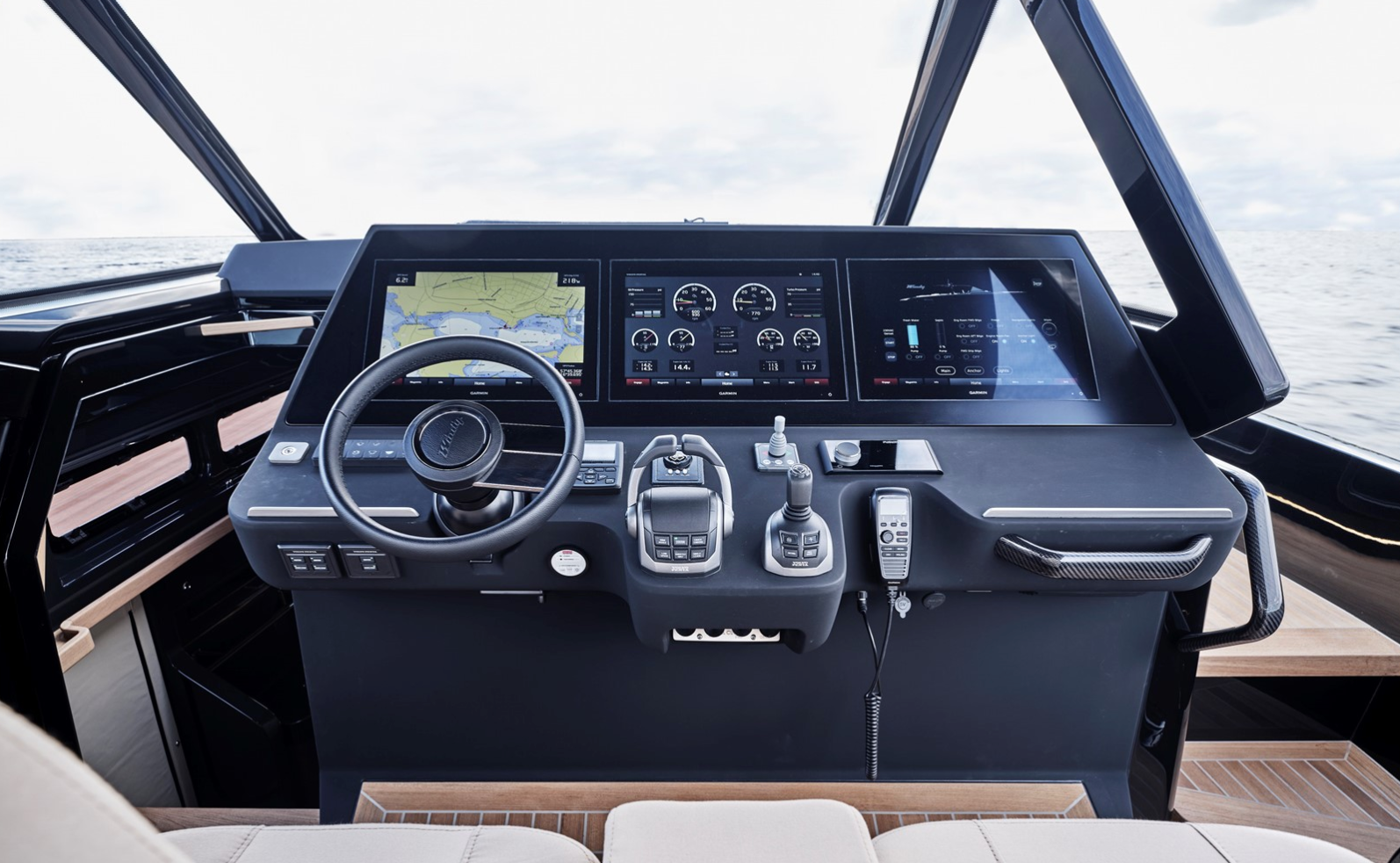 Windy SLR 60 helm, Volvo Penta Glass Dash, Volvo Penta joystick
