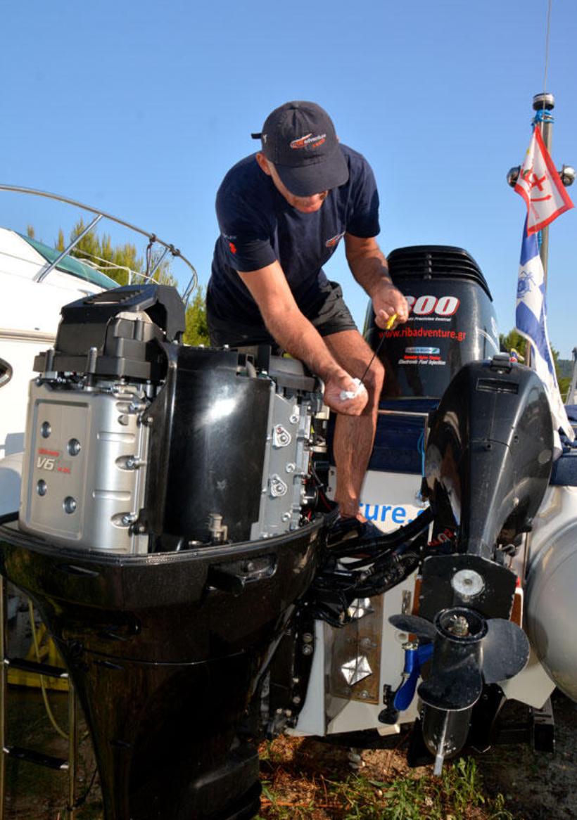 checking oil on an outboard, pulling the dipstick out of an outboard