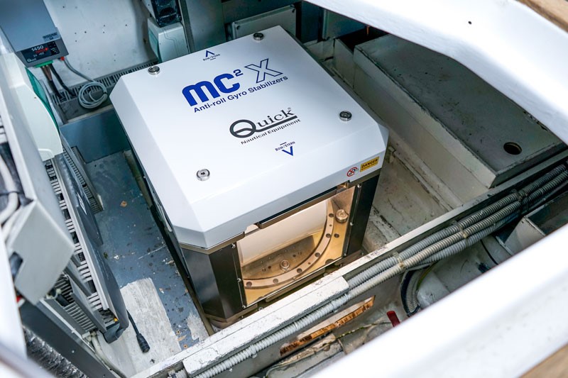 Quick MC2 installed in a boat. Quick air-cooled gyro