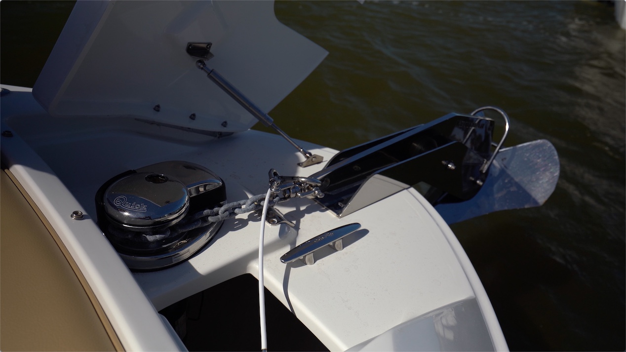 The anchor compartment of the Sea Ray SLX outboard