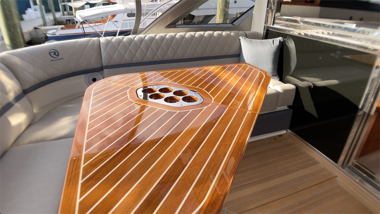 Riviera 4600 Sports yacht platinum Edition