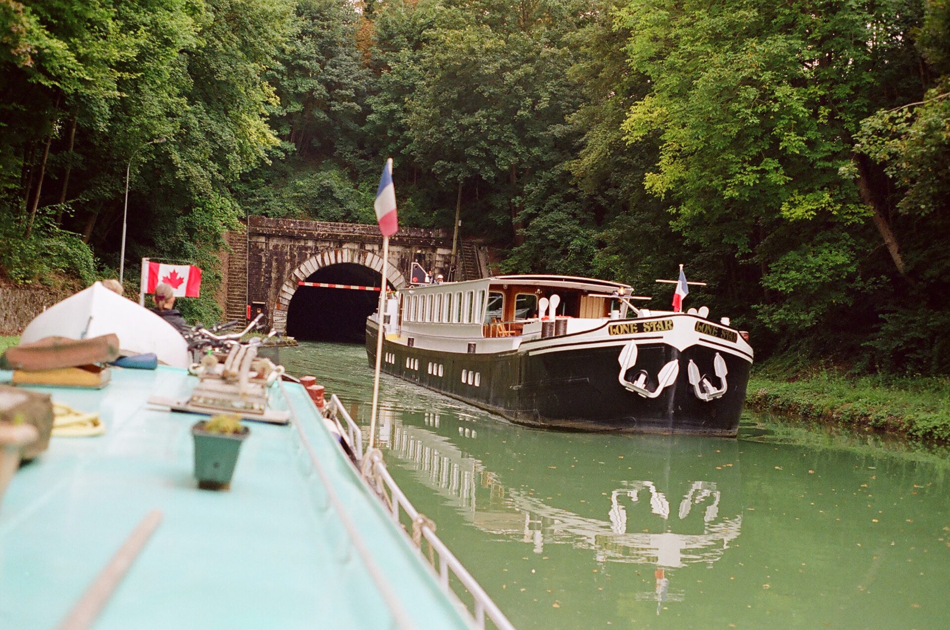 Linquenda barge entering tunnel in France