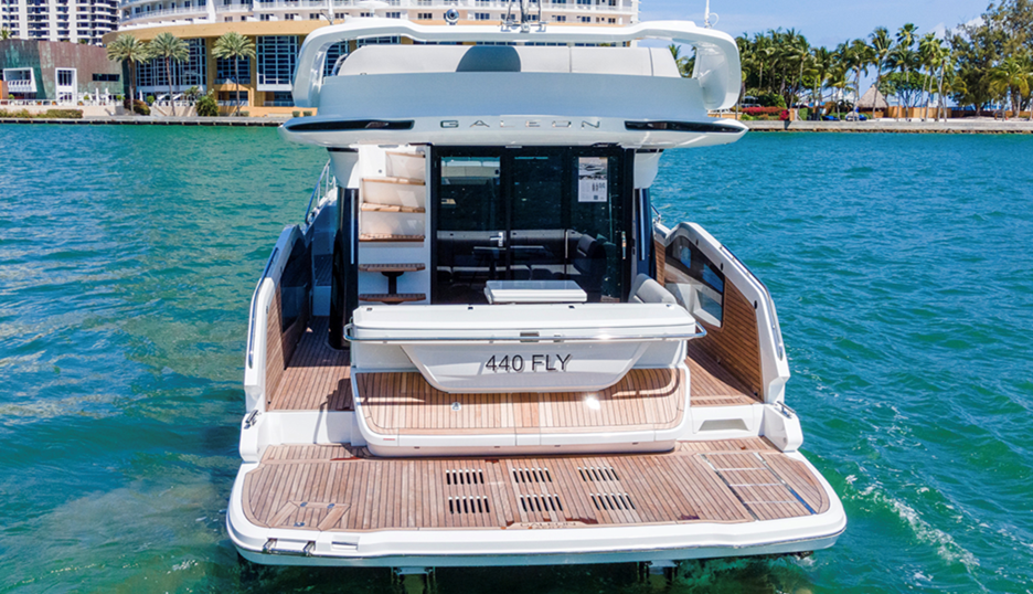  Seen from aft, and with the side decks in the up position, the Galeon 440 fly offers a 13'8" beam. Combined with the extended platform, swim ladder to port, the whole aft section of the boat becomes a huge teak beach with al fresco dining for lunch. 