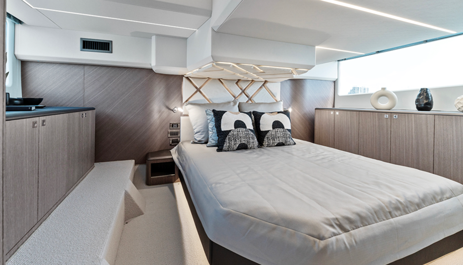 As everywhere in the interior of the Galeon 440 Fly, a bright and comfortable space awaits its owners in the master stateroom. Large storage cabinets abound for the long weekend away or for extended cruising.