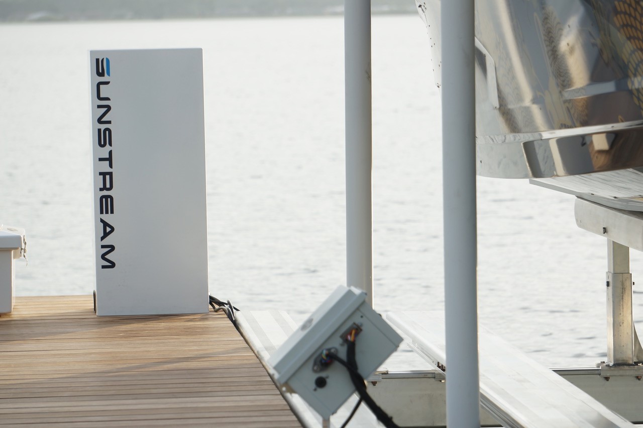 Sunstream Helix Hydraulic Boat Lift - self-contained hydraulic power system