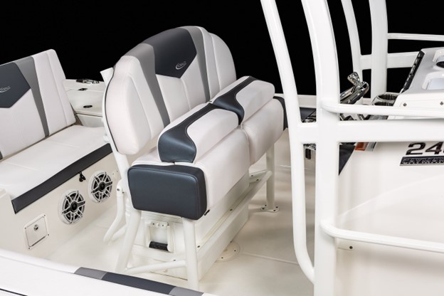 Robalo 246 Cayman double wide helm seat