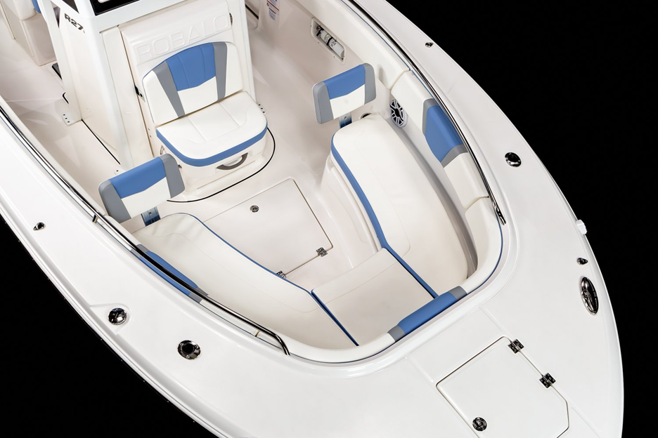 The R270’s bow area offers in-deck storage just forward of the console seat as well as easy-to-reach sturdy grabrails on the outboard side of the lounges.
