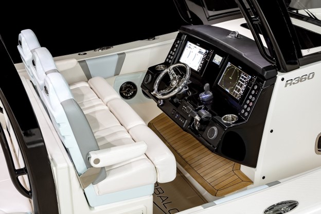 Robalo R360 helm console