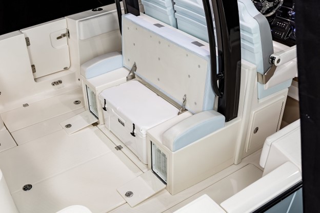 Robalo R360 in-deck storage