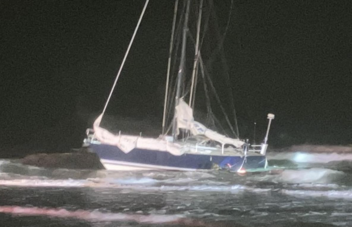 Accidents, Boat Wrecks, MOB, Crew Save, USCG, Sailors Stranded, Left at Sea
