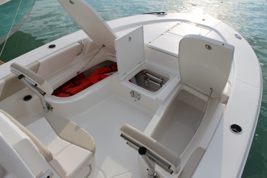 Robalo 246 Cayman bow hatches