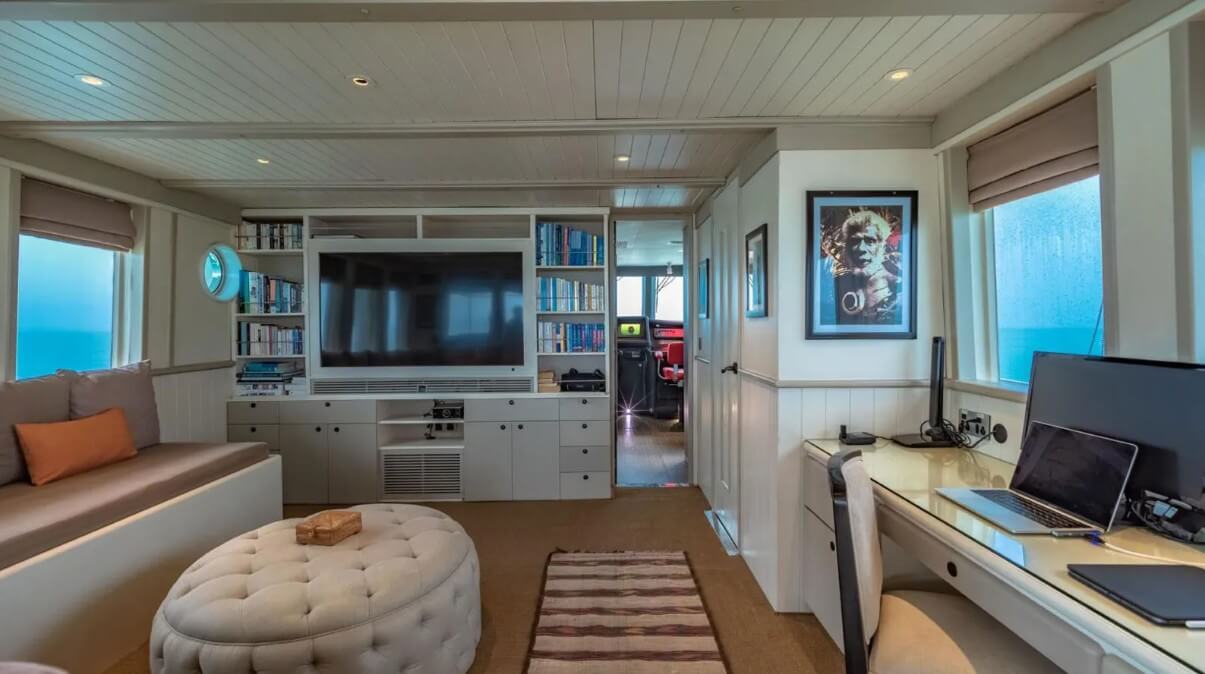 Sitting room of Jimmy Buffets 28M Yacht