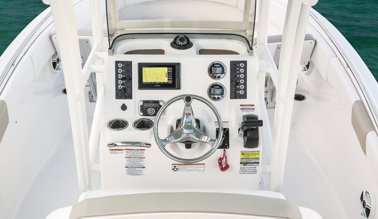 Why is the Wheel of the Robalo R222EX in the Center