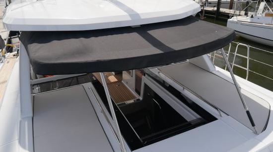 Beneteau Oceanis Yacht 62 canopy