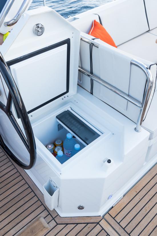 Beneteau Oceanis Yacht 62 refrigerator