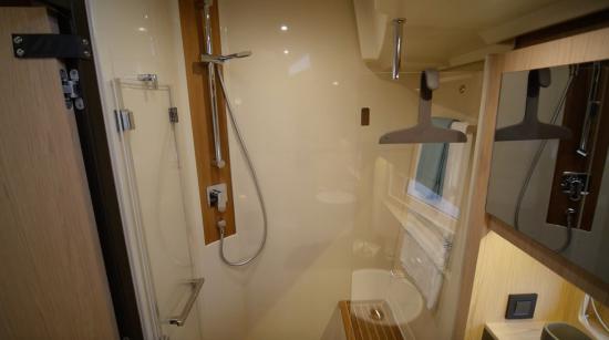 Beneteau Oceanis Yacht 62 shower