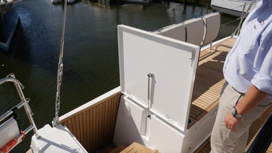 Beneteau Oceanis Yacht 62 swim platform