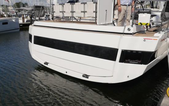 Beneteau Oceanis Yacht 62 transom