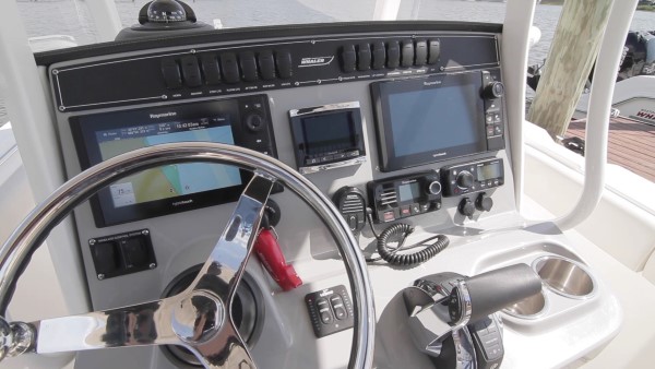 Boston Whaler 230 Outrage helm