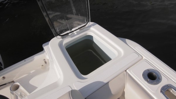 Boston Whaler 230 Outrage livewell