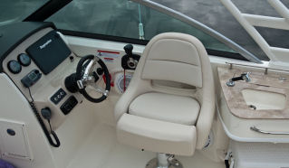 Boston Whaler 230 Vantage Interior