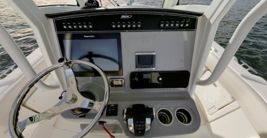 Boston Whaler 250 Outrage helm
