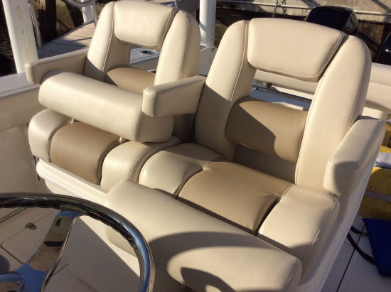 Boston Whaler 280 Outrage helm seats