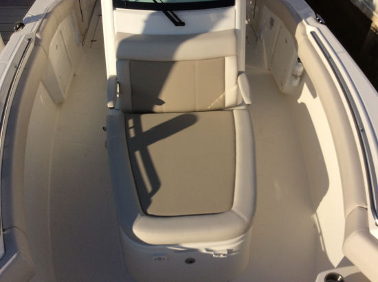 Boston Whaler 280 Outrage doublewide lounge