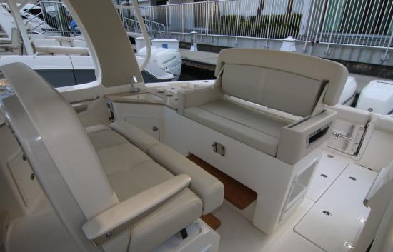Boston Whaler 350 Realm booth seats