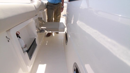 Boston Whaler 380 Outrage jump seat