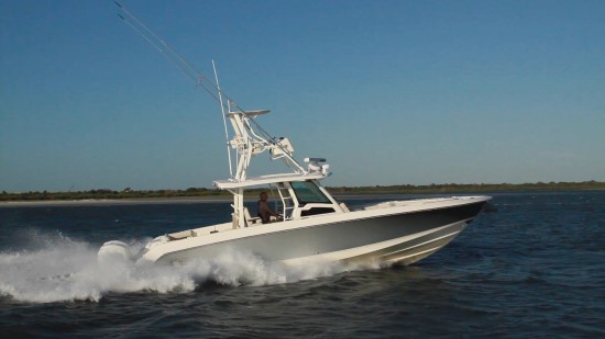 Boston Whaler 380 Outrage running