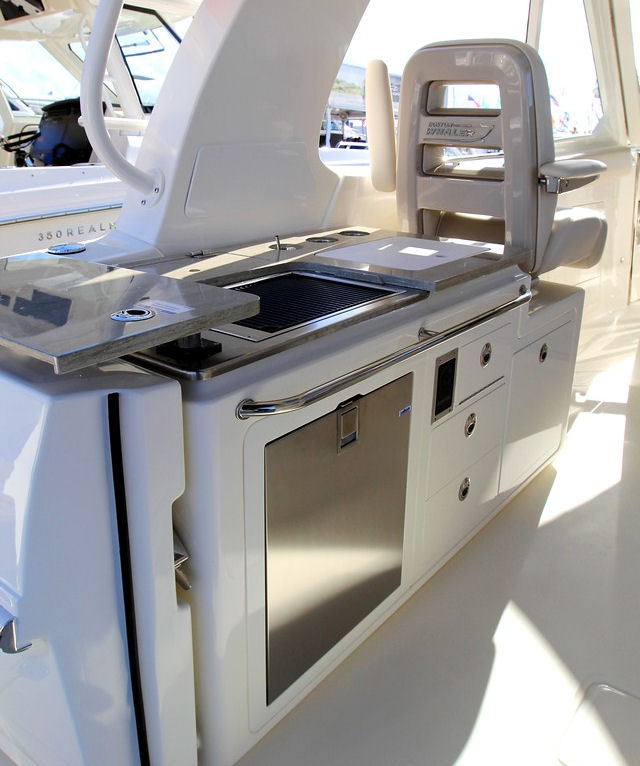 Boston Whaler 380 Realm