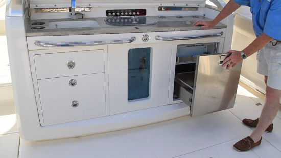 Boston Whaler 420 Outrage refrigerated drawer