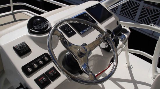 Boston Whaler 420 Outrage upper helm