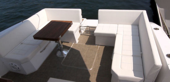Cruisers Yachts 390 Express Coupe aft deck