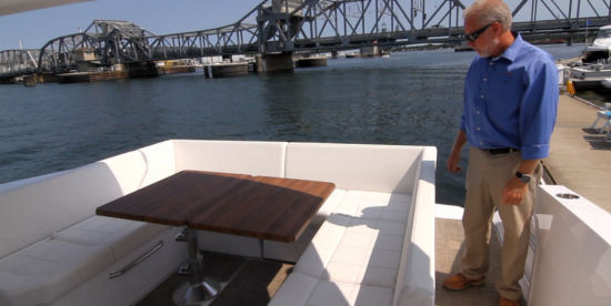 Cruisers Yachts 390 Express Coupe dining mode