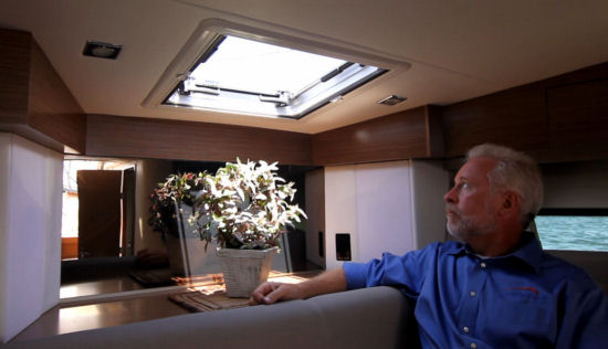 Cruisers Yachts 390 Express Coupe wrap around seating