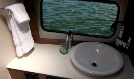 Cruisers Yachts 390 Express Coupe head