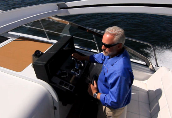 Cruisers Yachts 390 Express Coupe helm