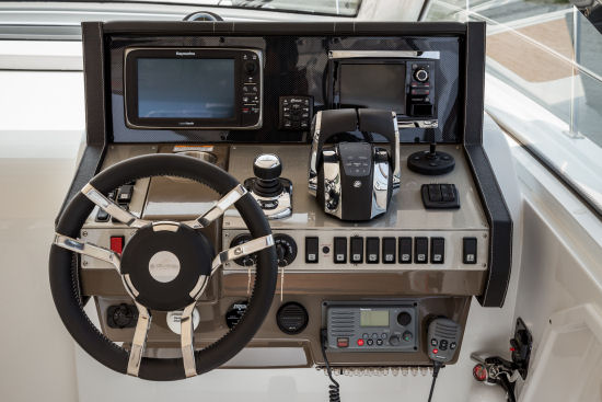 Cruisers Yachts 390 Express Coupe helm console