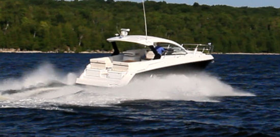 Cruisers Yachts 390 Express Coupe running shot