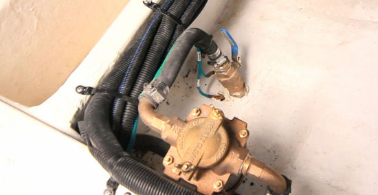 Cruisers Yachts 390 Express Coupe thru hull